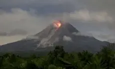 Gunung Merapi Kembali Muntahkan Guguran Lava Pijar ke Arah Kali Bebeng