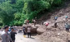 Akses Tiga Desa di Cililin Sempat Tertutup, Longsoran Batu Tutupi Jalan