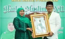 Halal Bi Halal dan Harlah Ke 77 Muslimat NU Jabar, Gubernur Khofifah Serahkan Penghargaan Jerbasuki Mawa Beya Pada Gubernur Ridwan Kamil