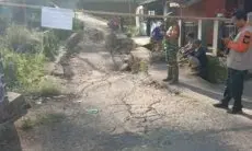 Jalan Ambles, Ratusan Warga Kampung Pasirhonje Ciwidey Terancam Terisolir