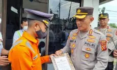 Polisi Berikan Penghargaan Kepada Penjaga Pintu Rel Kereta Api Di Bandung