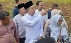 Dedie Tinjau Lapangan Genteng, Akan Disulap Seperti Taman Manunggal 