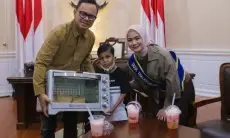 Bima Arya Berikan Hadiah Oven untuk Anak Penderita Thalasemia yang Suka Bikin Kue