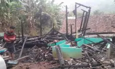 Diduga Karena Arus Pendek, Sebuah Rumah Panggung di Cikalongwetan Ludes Terbakar