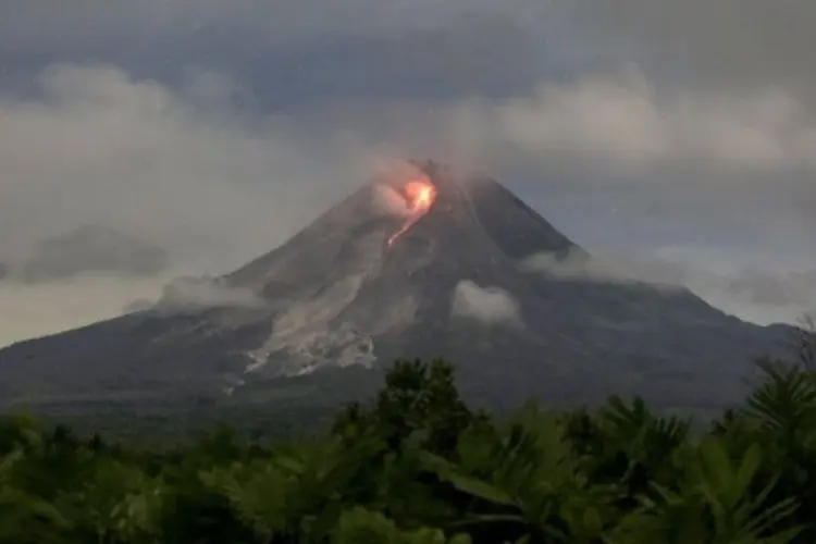 Gunung Merapi Kembali Muntahkan Guguran Lava Pijar ke Arah Kali Bebeng