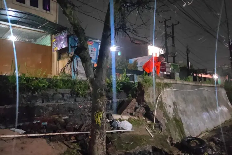 Tak Kunjung ada Tindakan dari Pemerintah, TPT di Desa Cilame KBB Ambrol, Lima Rumah Tergenang Air