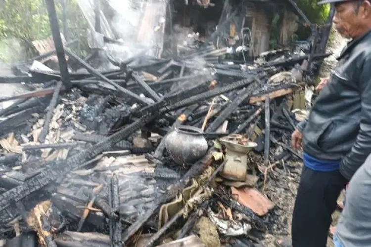 Penghuni Lelap Tertidur, Rumah Semi Permanen di Gunungmasigit Cipatat Ludes Dilalap si Jago Merah