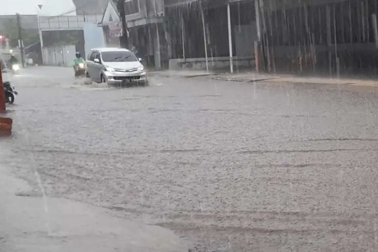 Hujan Deras, Sejumlah Ruas Jalan di Perkotaan Garut Banjir Cileuncang