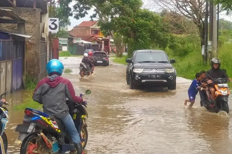 Dua Hari Dilanda Curah Hujan Tinggi, Kawasan Dayeuhkolot Kabupaten Bandung Masih Banjir
