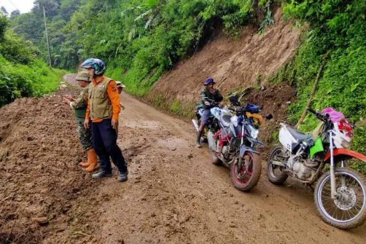 Diterjang Longsor, Akses Jalan Penghubung KBB dan Kabupaten Subang Terputus 