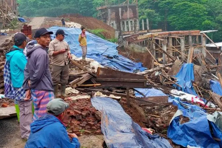 12 Unit Rumah Mewah di Kompleks Pramestha Lembang Ambruk Diterjang Longsor