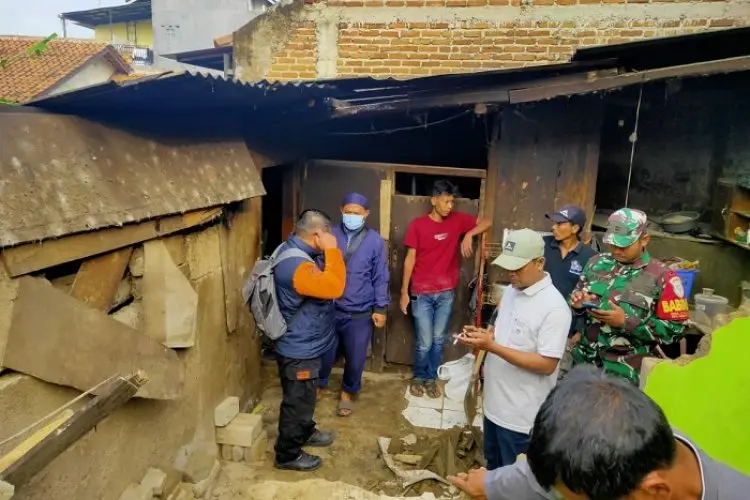 Rumah Ambruk di Cilame, Dua Warga Dilarikan ke Rumah Sakit