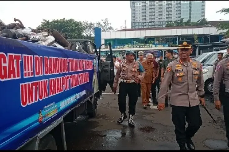 Ribuan Knalpot Bising Hasil Razia Polisi Diarak Keliling Kota Bandung