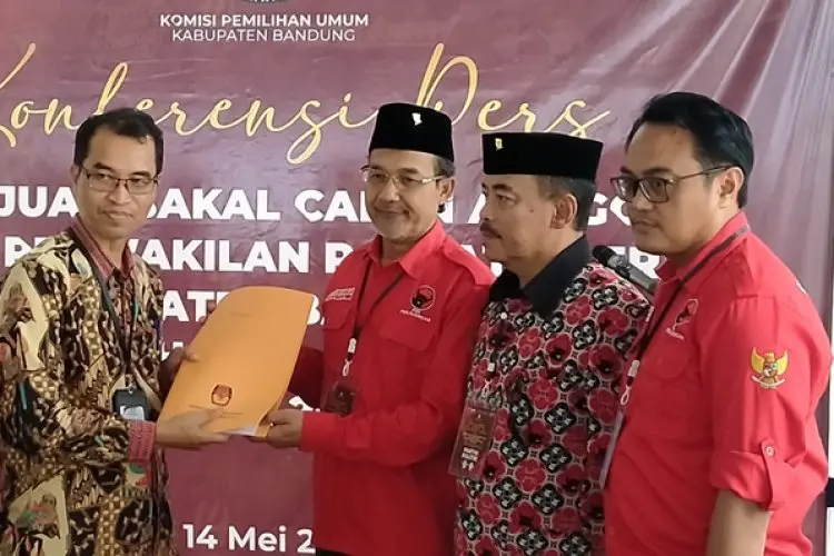 Bacaleg dari Partai Nasdem dan PDIP Daftar ke KPU Kabupaten Bandung