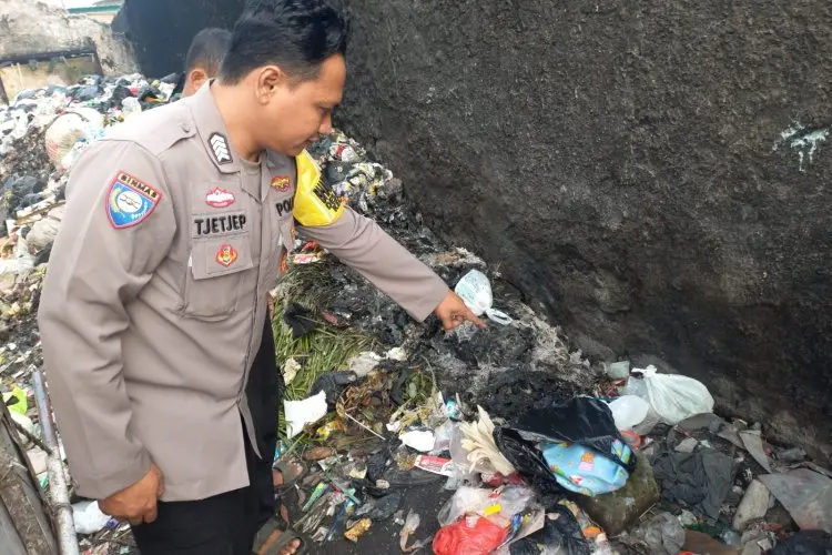 Masih Hidup, Polisi Selamatkan Bayi di Tempat Sampah Pinggir Citarum