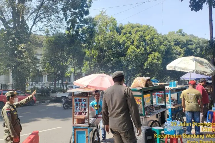 Belasan PKL di Kota Bandung Jalani Sidang Tipiring