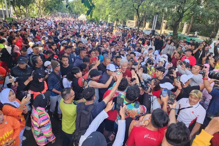 Diteriaki Presiden, Ganjar Pranowo Senam Bareng Emak-emak di Gasibu Bandung