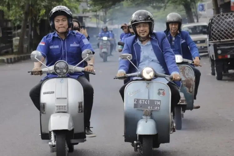 Anjar Asmara Naik Vespa Pimpin Konvoi Pendaftaran Bacaleg ke KPU Ciamis