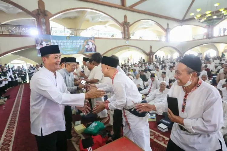 Lepas 2.396 Calon Jemaah Haji, Plh Wali Kota Bandung: Kesehatan Adalah Hal Terpenting