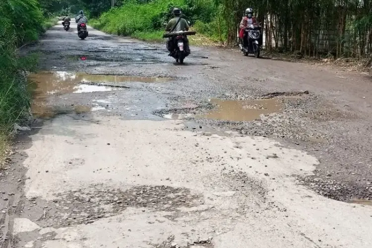 Dewan Desak Pemkab Cirebon Perbaiki Jalan Tahun Ini
