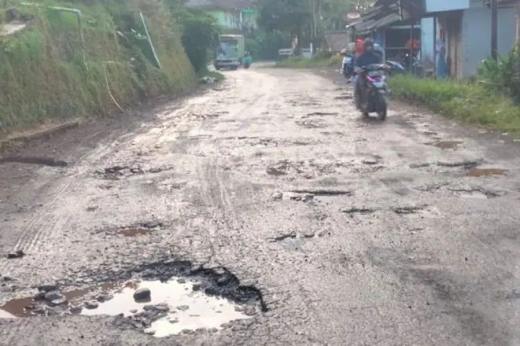 Jalan di Daerah Rusak, Bupati Garut Kritik Presiden Joko Widodo