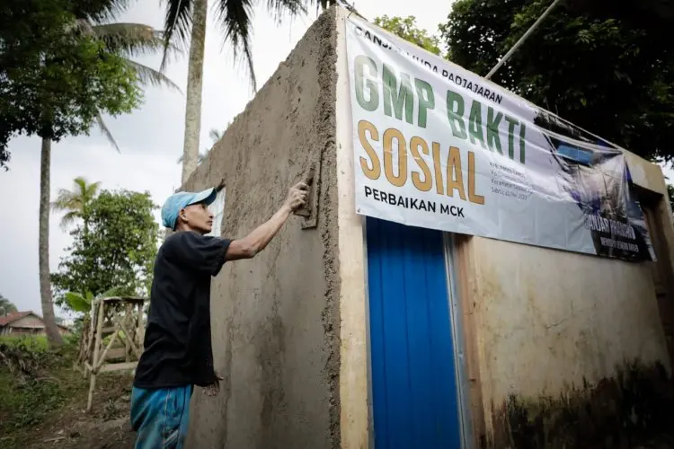 Gelar Baksos, GMP Perbaiki MCK  Ponpes di Garut