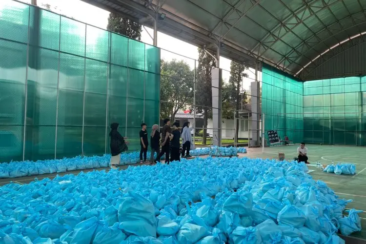 Jabar Zilenial Bagi 10.000 Sembako Kenang Almarhum Eril