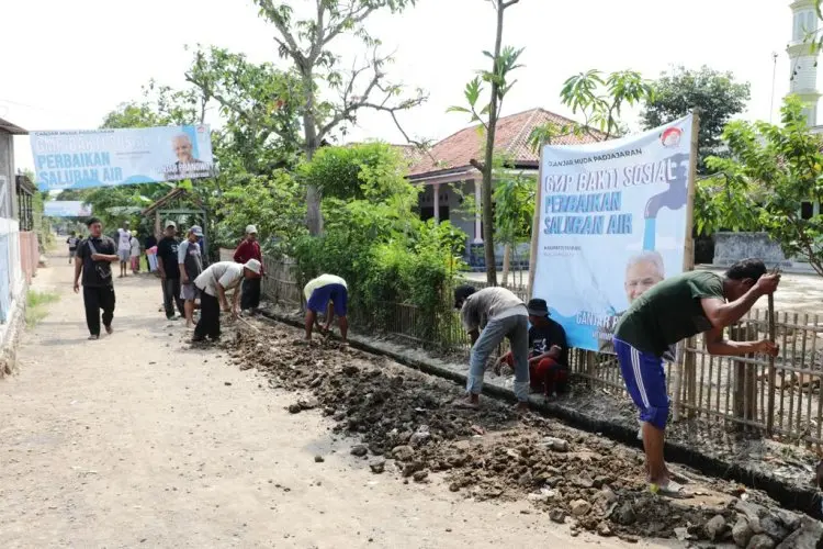 GMP Gelar Baksos Perbaikan Saluran Air di Subang