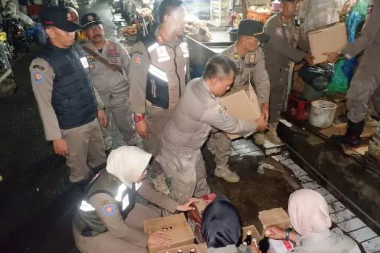 Pedagang Kantongi Surat Izin Palsu, 600 Botol Miras Disita Satpol PP Kota Bogor