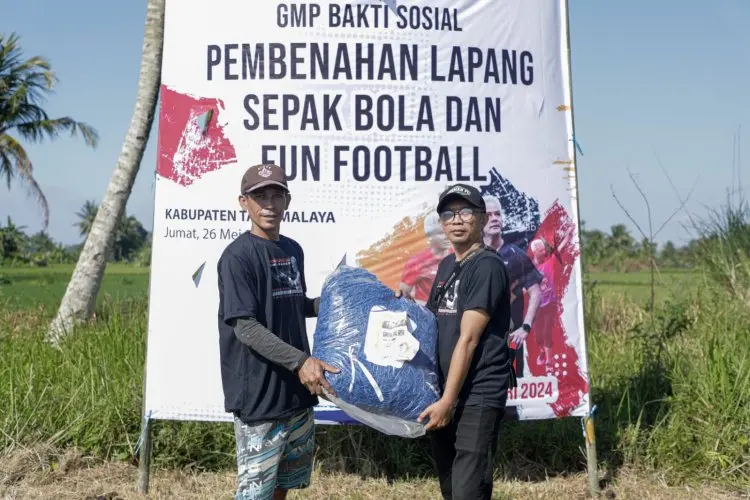 GMP Benahi Lapangan Bola dan Gelar Pertandingan Persinga U-21 Vs Legend