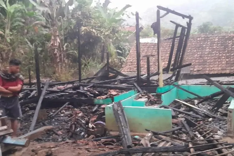 Diduga Karena Arus Pendek, Sebuah Rumah Panggung di Cikalongwetan Ludes Terbakar