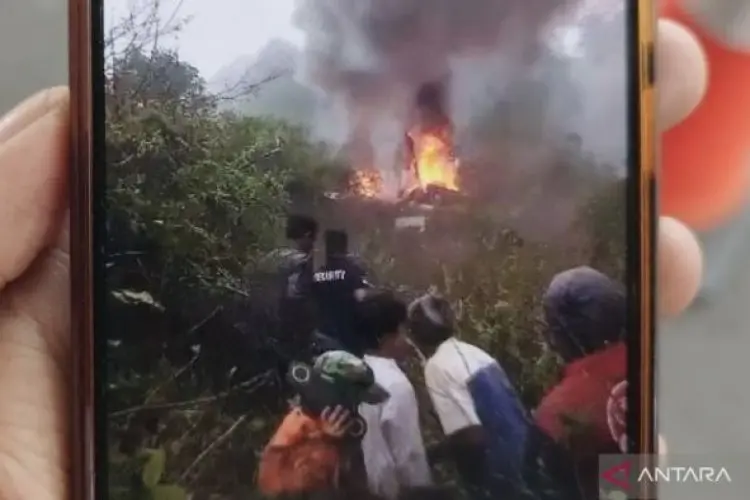 Sebuah Pesawat Terbang  Nyungsep di Perkebunan Ciwalini Kabupaten Bandung