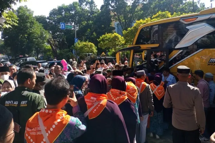 Dedie Lepas 392 Jamaah Calon Haji Kota Bogor Berangkat ke Embarkasi Bekasi