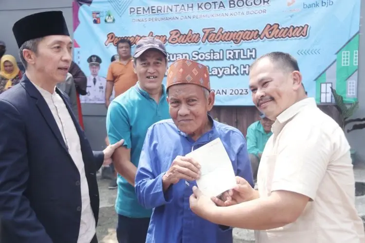 Wow, Dedie Rutin Roadshow Serahkan Bansos RTLH