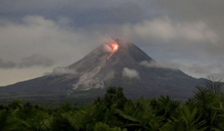 Gunung Merapi Kembali Muntahkan Guguran Lava Pijar ke Arah Kali Bebeng