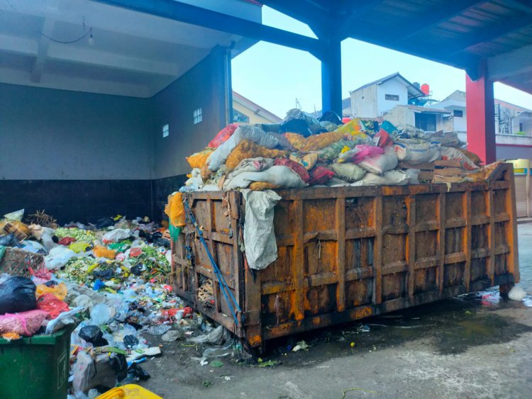Dampak Pengurangan Jam Operasional Pengangkutan ke TPA Sarimukti Tuai Persoalan Baru, Penumpukan Sampah Terjadi di Sejumlah Titik di KBB