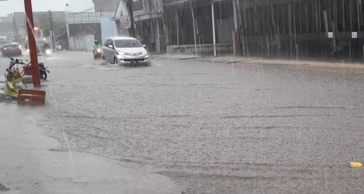 Hujan Deras, Sejumlah Ruas Jalan di Perkotaan Garut Banjir Cileuncang