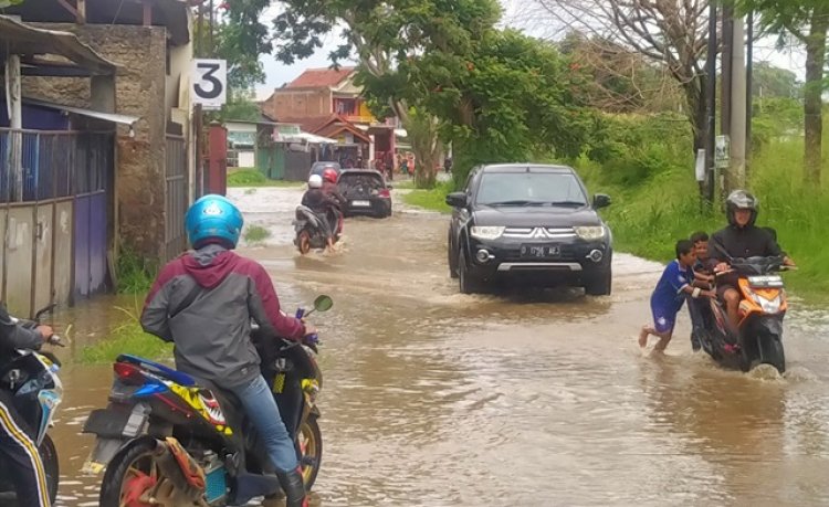 Dua Hari Dilanda Curah Hujan Tinggi, Kawasan Dayeuhkolot Kabupaten Bandung Masih Banjir