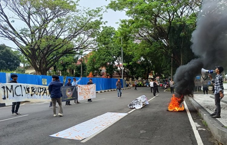 Empat Tahun Dianggap Tidak Bawa Perubahan Berarti di Cirebon, Mahasiswa Demo Bupati Cirebon Imron