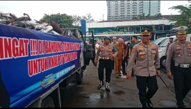 Ribuan Knalpot Bising Hasil Razia Polisi Diarak Keliling Kota Bandung
