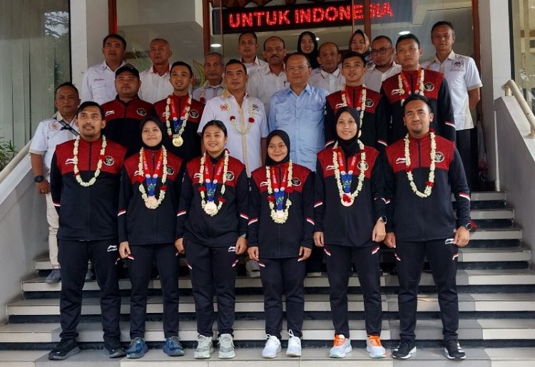 KONI Jabar Berikan Uang Motivasi Untuk Pelatih dan Atlet Hoki Indoor Jabar Peraih Medali di SEA Games 2023 Kamboja