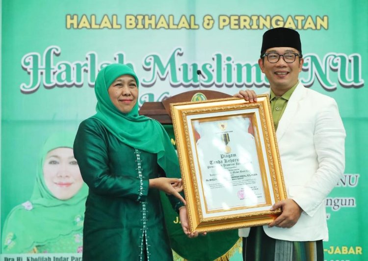Halal Bi Halal dan Harlah Ke 77 Muslimat NU Jabar, Gubernur Khofifah Serahkan Penghargaan Jerbasuki Mawa Beya Pada Gubernur Ridwan Kamil