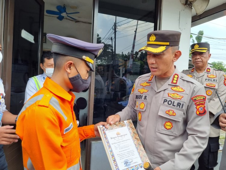 Polisi Berikan Penghargaan Kepada Penjaga Pintu Rel Kereta Api Di Bandung