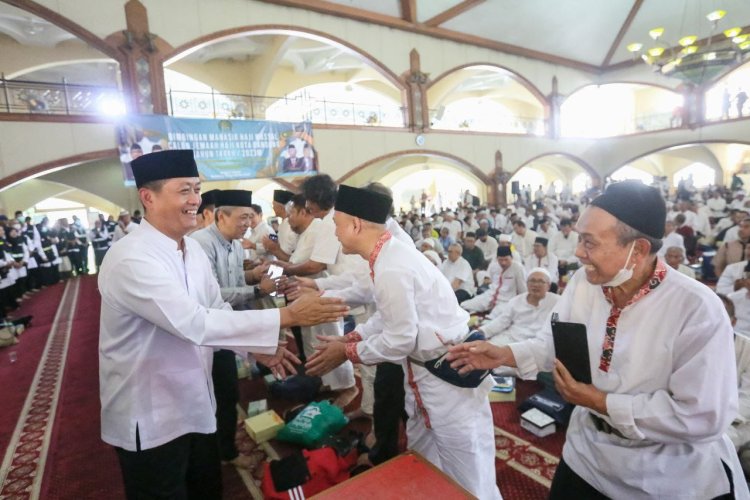 Lepas 2.396 Calon Jemaah Haji, Plh Wali Kota Bandung: Kesehatan Adalah Hal Terpenting