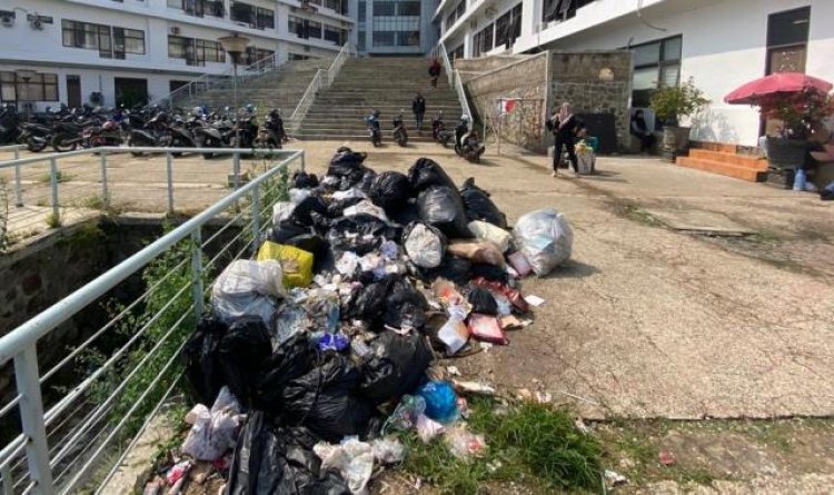 Sampah pun Menumpuk di Gedung Pemerintahan KBB sebagai Pemilik Wilayah TPA Sarimukti
