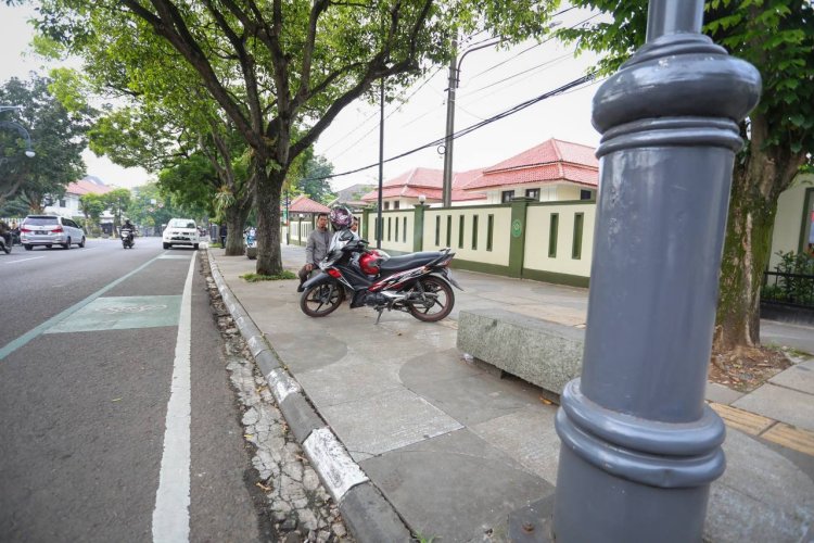 Pemkot Bandung Perbaiki Jalan dan Trotoar Secara Bertahap