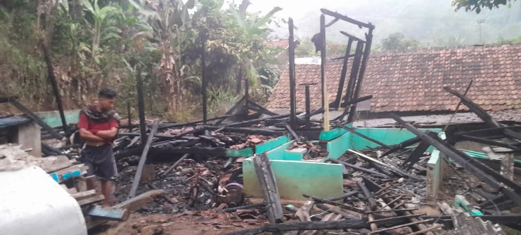 Diduga Karena Arus Pendek, Sebuah Rumah Panggung di Cikalongwetan Ludes Terbakar