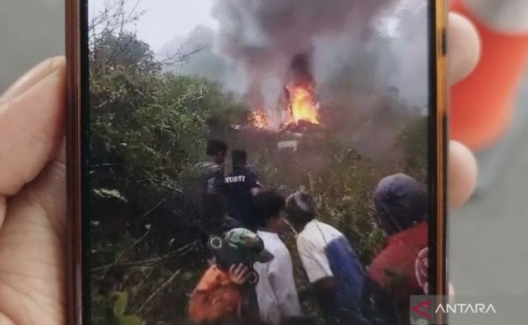 Sebuah Pesawat Terbang  Nyungsep di Perkebunan Ciwalini Kabupaten Bandung