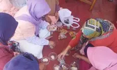 Mak Ganjar Beri Pelatihan Ibu-Ibu Cara Pembuatan Bakso Aci