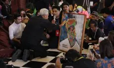 Serunya Ganjar Lukis Kaos Hingga Nyanyi Lagu God Bless Bareng Influencer dan Gen Z di Cirebon